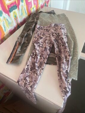 Athleta Girls  High-Rise Leggings. Size 8/10. good condition- camo has pilling.